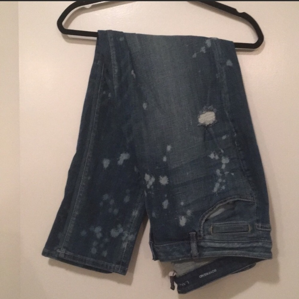 Distressed skinny jeans